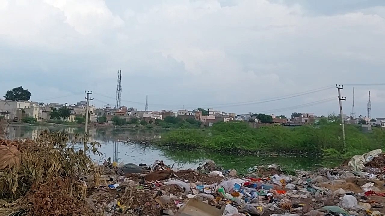 जिम्मेदार ही तालाब को गुपचुप नाला बदलने में जुटे, वजूद पर बना संकट
