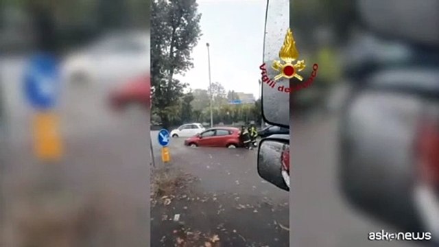 Maltempo a Roma, strade allagate. Bomba d'acqua a Ostia