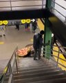 Bizarro: homem vestido de rato arrasta pedaço gigante de pizza pelo metrô; veja vídeo