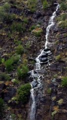 أمطار غزيرة تُشكِّل شلالات مائية بمطل "الجبهاء" في "قنا"