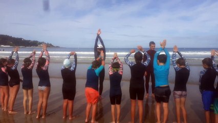 Les enfant apprennent à nager dans l'océan à Hendaye