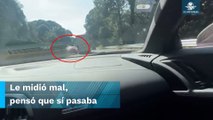 Por ir rebasando sin precaución y a exceso de velocidad, Porsche queda prensado en la autopista