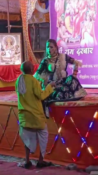 Video: 'पहले रामलीला, फिर डांस...' मथुरा में धार्मिक मंच पर बार बालाओं का अश्लील डांस, वायरल हुआ वीडियो