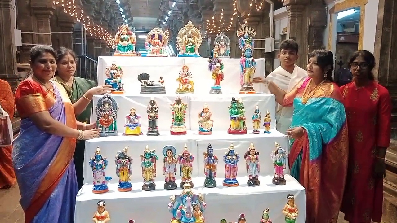 திருச்செந்தூர் கோவில் பிரகாரத்தில் கொலு வைத்து பக்தர்கள் சிறப்பு வழிபாடு