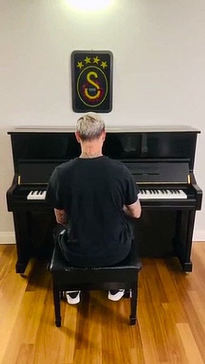 C'est comme Fazıl Say ! Icardi a joué la chanson qu'il connaît le mieux au piano