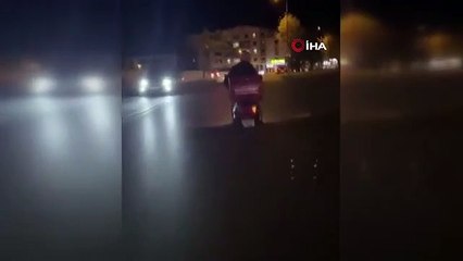 Un motocycliste qui a fait des mouvements dangereux dans la circulation a perdu la vie : ces moments ont été filmés