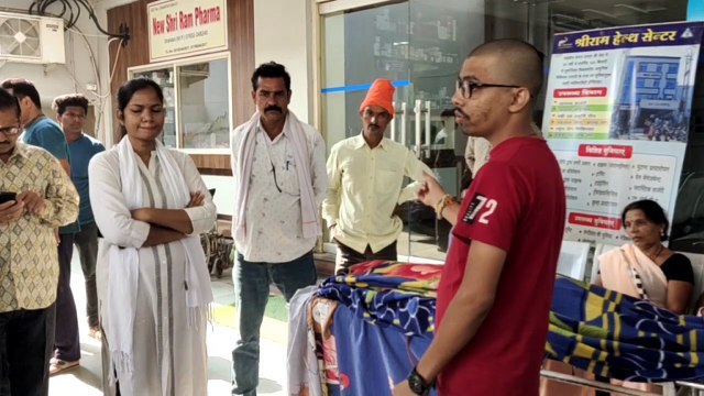 video story- महिला डॉक्टर की गिरफ्तारी की मांग पर अड़े रहे परिजन, 5 घंटे से अधिक अस्पताल पर शव रखकर किया प्रदर्शन