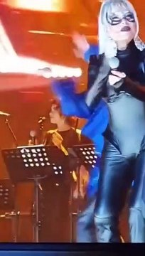 77 yaşındaki Ajda Pekkan, kedi kadın kostümüyle konser verdi