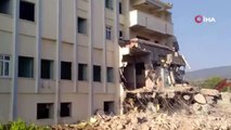 Depremde hasar gören Erzin Devlet Hastanesi yıkılıyor