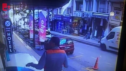 Kayan minibüsü el frenini çekerek durdurdu