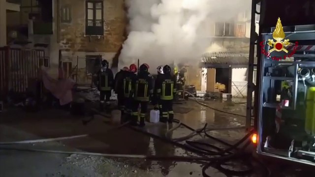 Incendio al Villaggio Santa Rosalia di Palermo, distrutto un deposito
