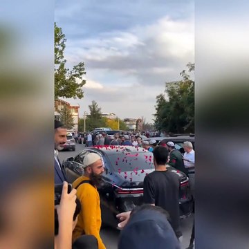 İnfaz koruma memuru menzil şeyhine gül attı.