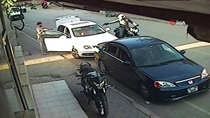 Il a volé le grossiste qui apportait de la farine dans son magasin avec une arme à feu, ces moments ont été filmés