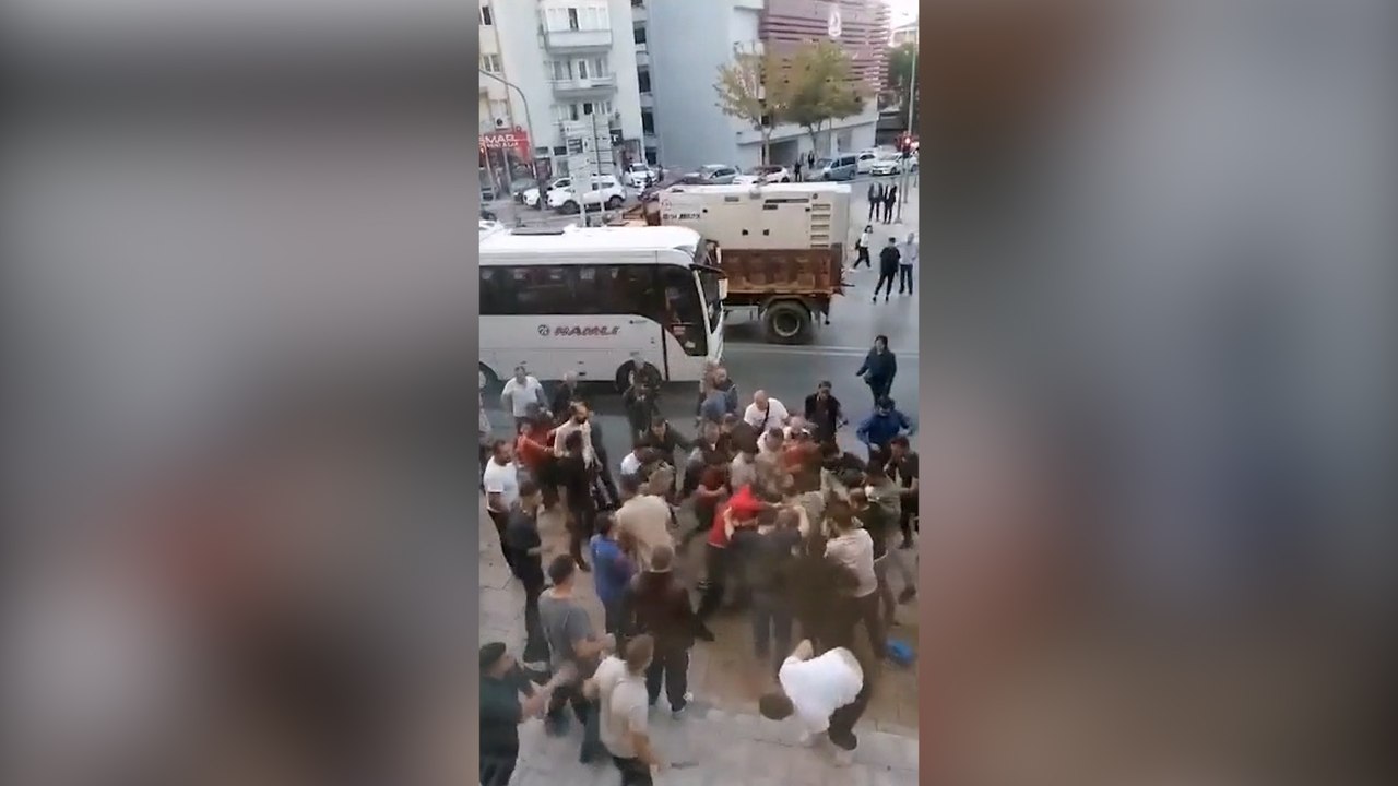 Sokak ortasında eşini bıçakladı, vatandaş linç etti, o anlar kamerada