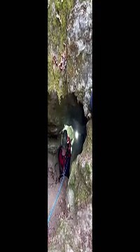 Salvano il cane intrappolato da 3 giorni in una grotta di 40 metri