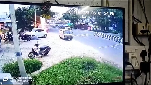 நாமக்கல் மாவட்டம் வெப்படையில் நடக்கவிருந்த விபத்து ஓட்டுநரின் சாதுர்யத்தால் தவிர்ப்பு; சிசிடிவி காட்சி!!