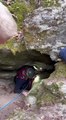 Salvano il cane intrappolato da 3 giorni in una grotta di 40 metri