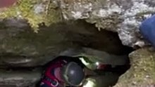 Salvano il cane intrappolato da 3 giorni in una grotta di 40 metri