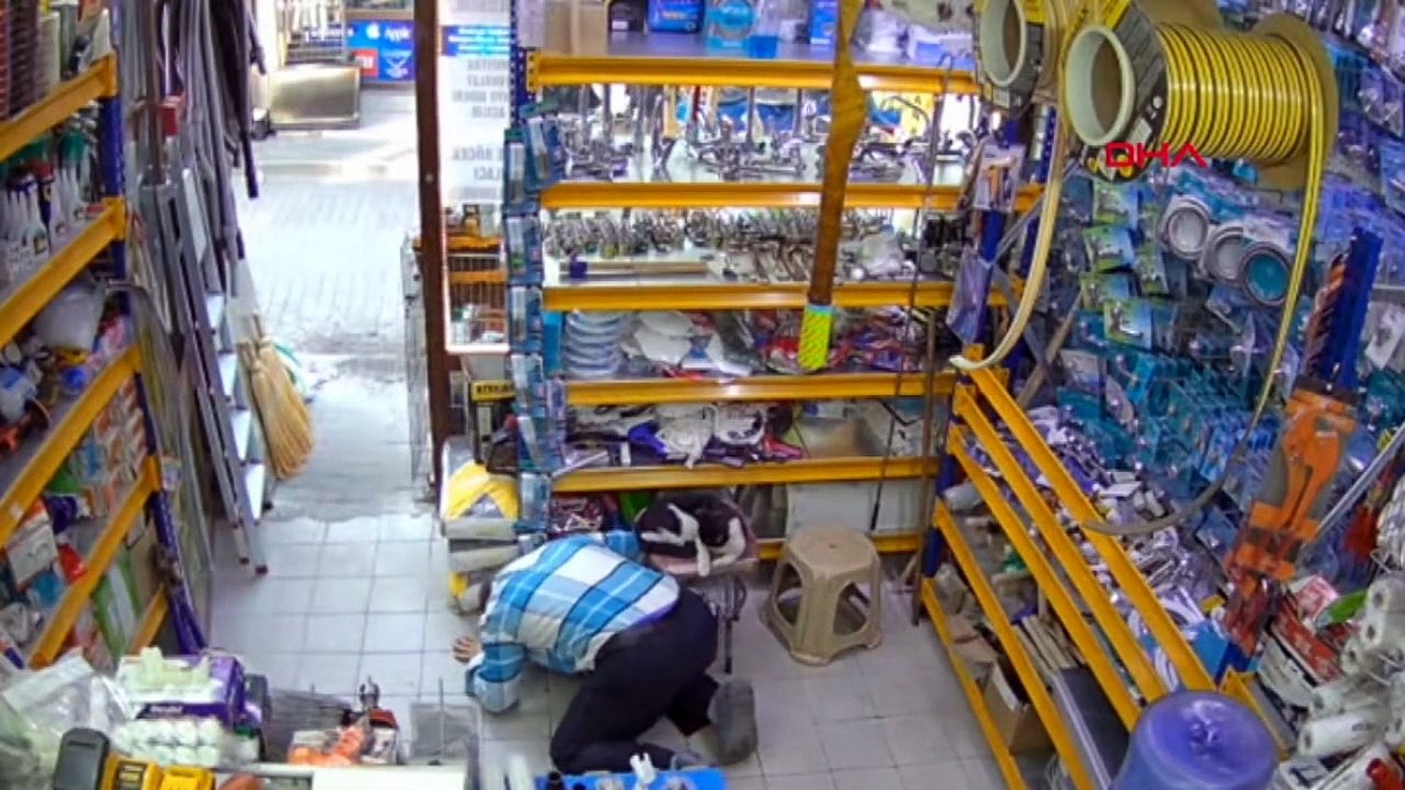 BURSA-KAMYONETİYLE TERS YÖNE GİREN SÜRÜCÜ, SOKAK KEDİSİNİ EZİP YOLUNA DEVAM ETTİ