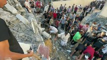 فلسطينيون يبحثون عن ناجين بين ركام مبنى مدمر جنوب قطاع غزة