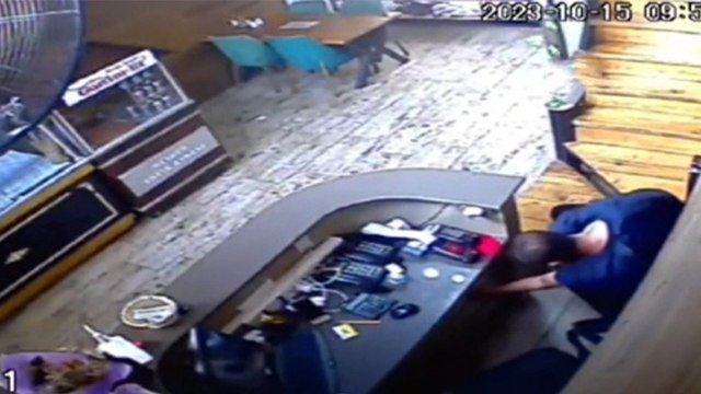 Kebapçıya giren hırsız para bulamadı, tezgahtaki cep telefonunu çaldı