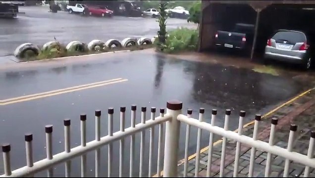 Chuva de granizo causa estragos e destelhamentos no Meio-Oeste de SC