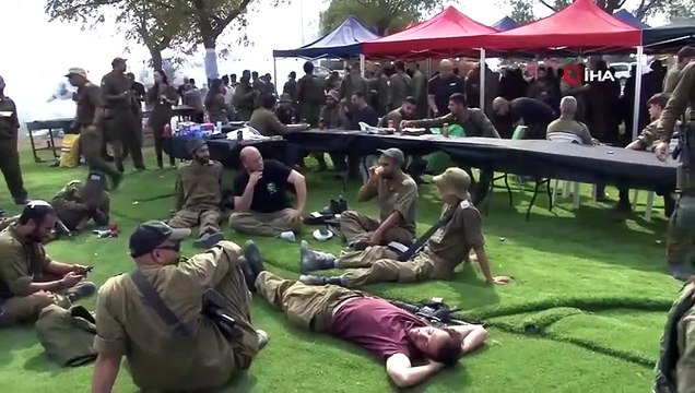Les soldats israéliens qui ont largué des bombes sur la Palestine se sont réunis lors d'un dîner de motivation à la frontière de Gaza