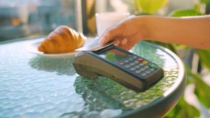 Average wage growth overtakes inflation - but who does this actually benefit?