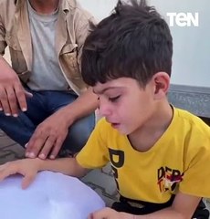 " يا ريت اروح عند أبوي أنا كمان".. مشهد يدمي القلوب لطفل فلسـ .طيني يودع والده بعد استشهاده 