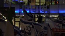 Manifestazione a Londra davanti alla BBC che dà voce ad Hamas