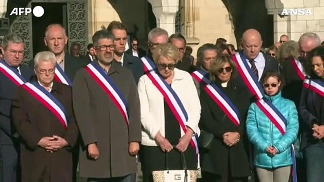 Attacco in Francia, Arras rende omaggio al prof...