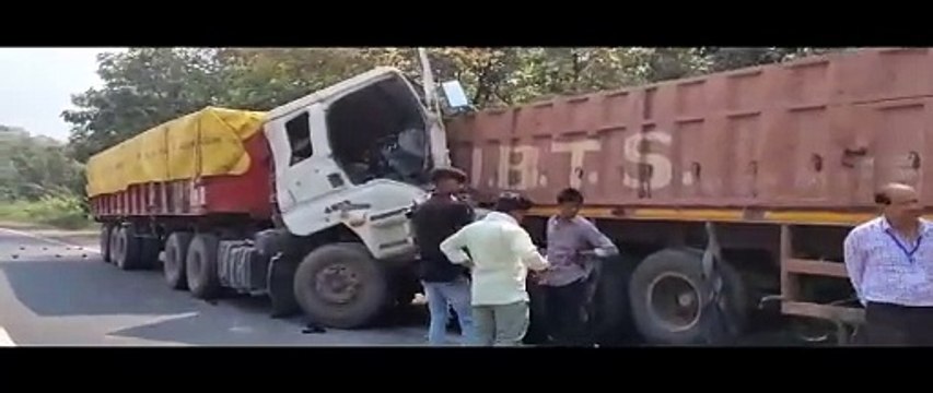 नेशनल हाइवे 56 पर सडक़ हादसा, खड़े ट्रोले से हुई ट्रोले की भिड़ंत
