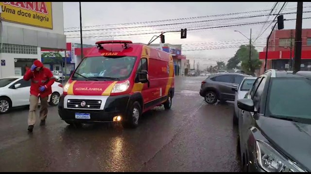 Colisão entre dois veículos HRv é registrada na Avenida Carlos Gomes
