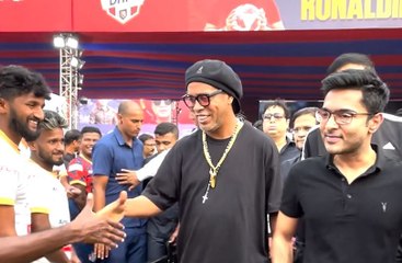 তৃতীয়াতে বড় চমক! অভিষেককের সঙ্গে বাটা স্টেডিয়াম মাতালেন রোনাল্ডিনহো
