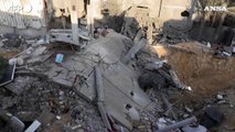 Gaza, a Rafah tra le macerie di un'abitazione colpita da un attacco aereo israeliano
