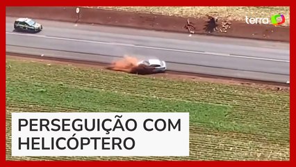 Descargar video: Motorista capota carro ao tentar fugir de abordagem da PRF no Paraná