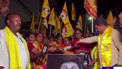 సీఎం జగన్ చిత్రపటానికి మద్యంతో అభిషేకం చేసిన టీడీపీ