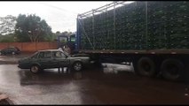 Santana e caminhão que transportava carga viva de frango se envolvem em colisão no Brasmadeira