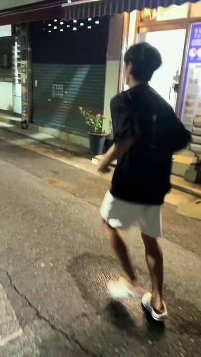 Voici le jubislide,  une danse de dingue en mode moonwalk latéral