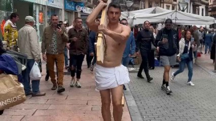 El hostelero Bernardo Álvarez, con una cruz en Grado (Asturias)