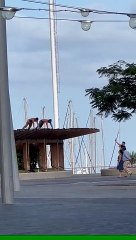 Flexiones en las alturas: la inusual escena en Santa Cruz de Tenerife