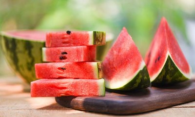 تسرب المياه من داخل بطيخة بشكل غريب