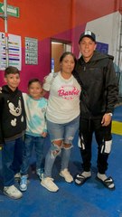 C-kan da autógrafos y se toma selfies con seguidores de quierotv en Fiestas de Octubre 2023