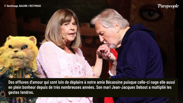 Jean Dujardin chemise ouverte et in love de Nathalie : le couple assiste à un baise main très remarqué !