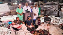 Gazze'de 500 kişinin hayatını kaybettiği El-Ehli Baptist Hastanesi'nde, cenazelerin arasında basın toplantısı düzenlendi