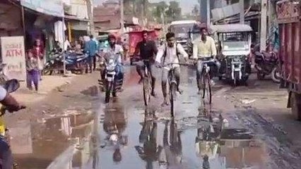 नवादा: सड़क पर बह रहा नाली का पानी, राहगीर परेशान