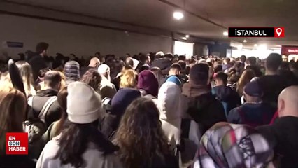 İstanbul'da metrobüs kaza yaptı: Duraklar doldu taştı