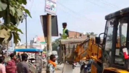 रामपुर: पालिका ने अपनी ही दुकानों पर चलाया बुलडोजर, जानिए खास वजह