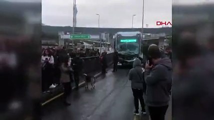 Uzunçayır'da metrobüs kaza yaptı