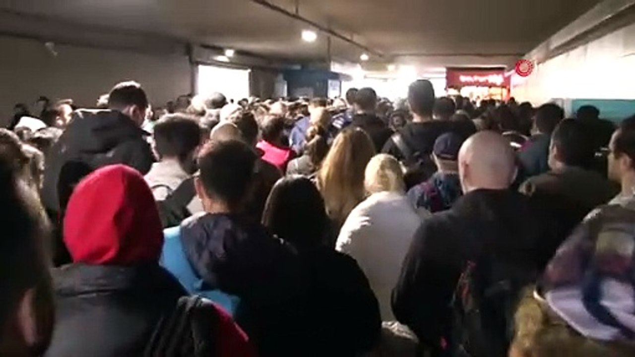 Kadıköy Uzunçayır'da metrobüs kaza yaptı